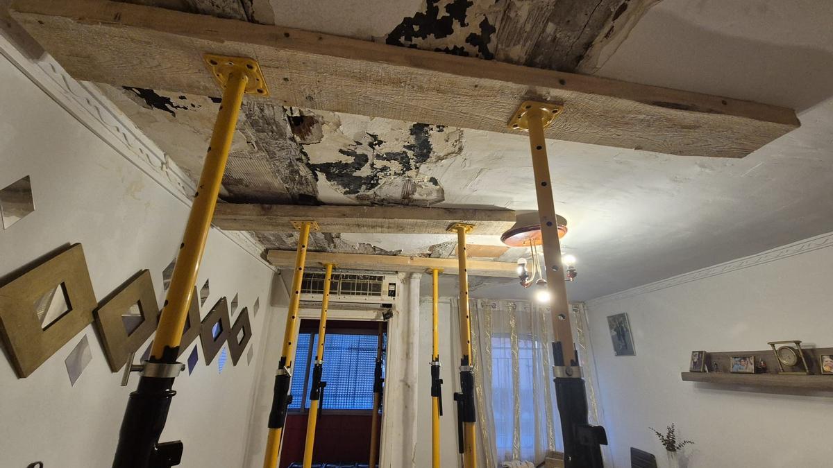 Salón apuntalado en el piso que se desalojó hace un año en el Besòs i el Maresme, en Barcelona.