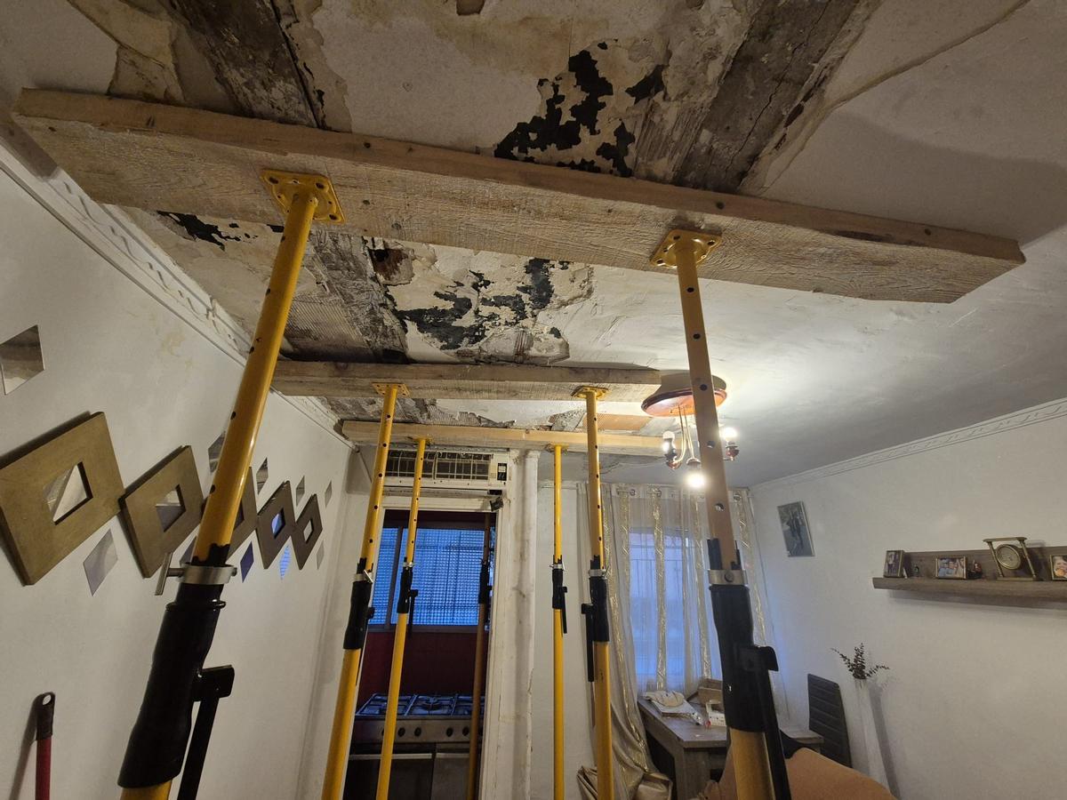 Salón apuntalado en el piso que se desalojó en noviembre en el Besòs i el Maresme, en Barcelona.