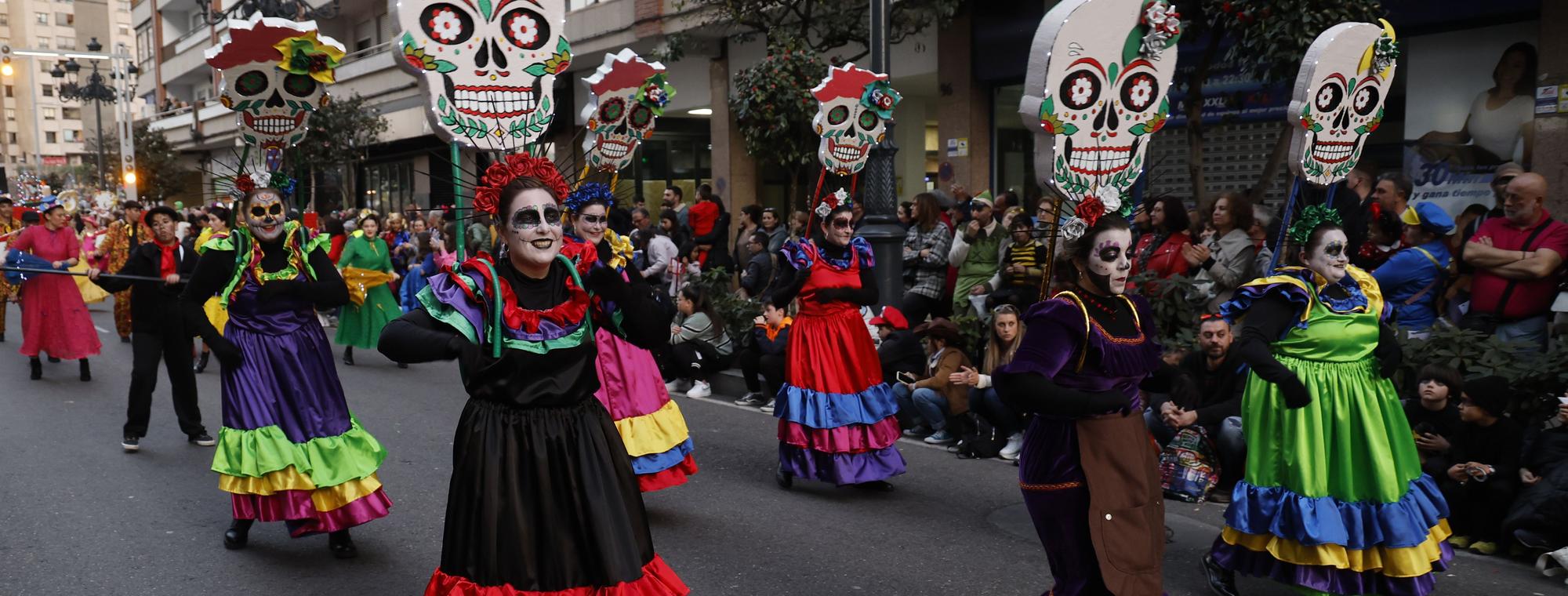 Máscaras, plumas y mucho brillo para disfrutar del fantástico mundo del entroido