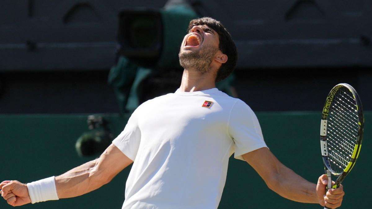 Carlos Alcaraz, celebrando la victoria ante Taylor Fritz en semifinales