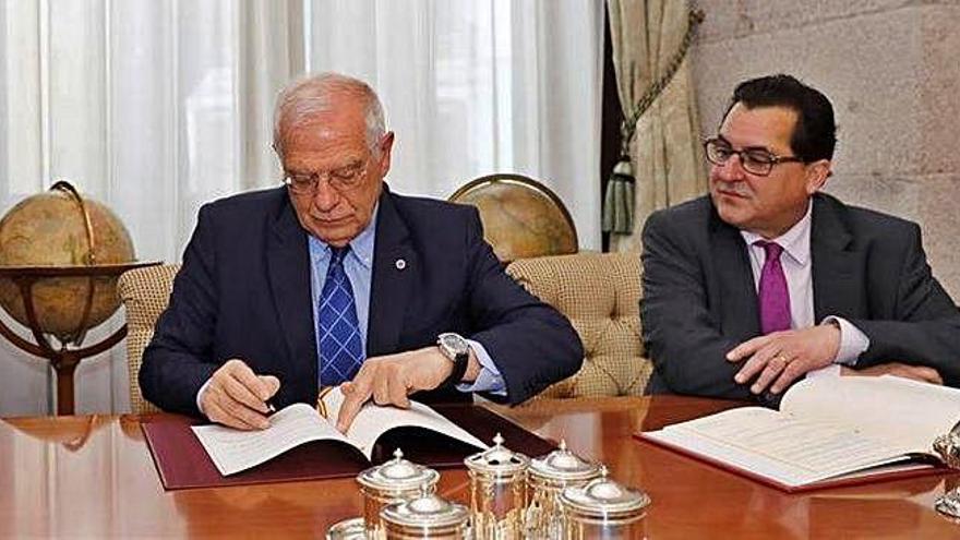 Josep Borrell, signant el tractat establert amb el Regne Unit sobre Gibraltar.