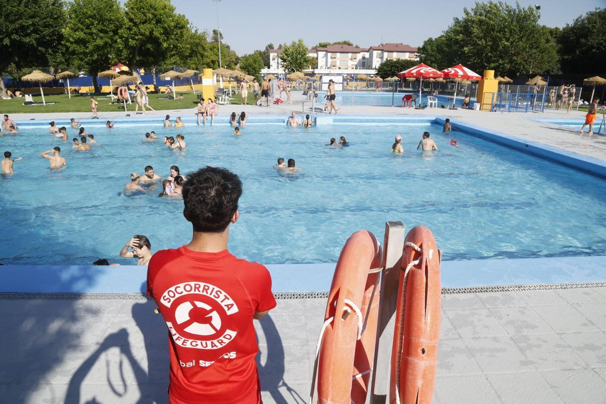 Decenas de cordobeses desafían al calor con el primer chapuzón del año