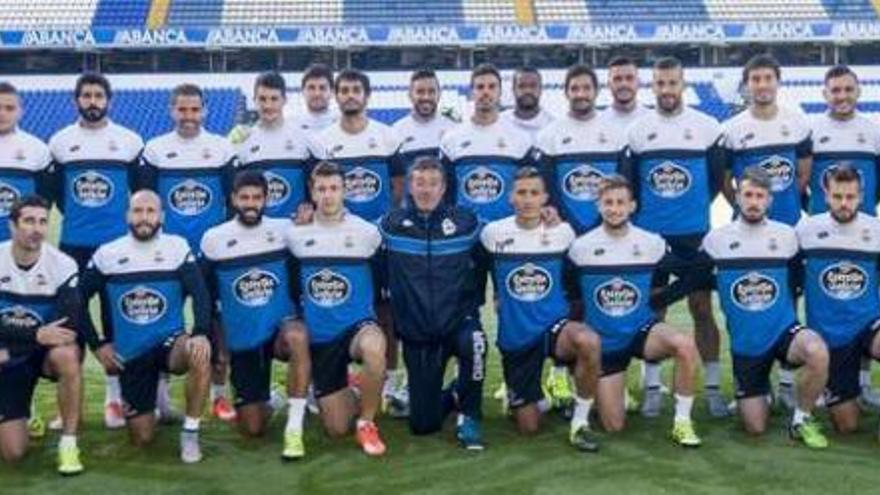 Los futbolistas y técnicos del Deportivo posan sobre el césped del estadio de Riazor.