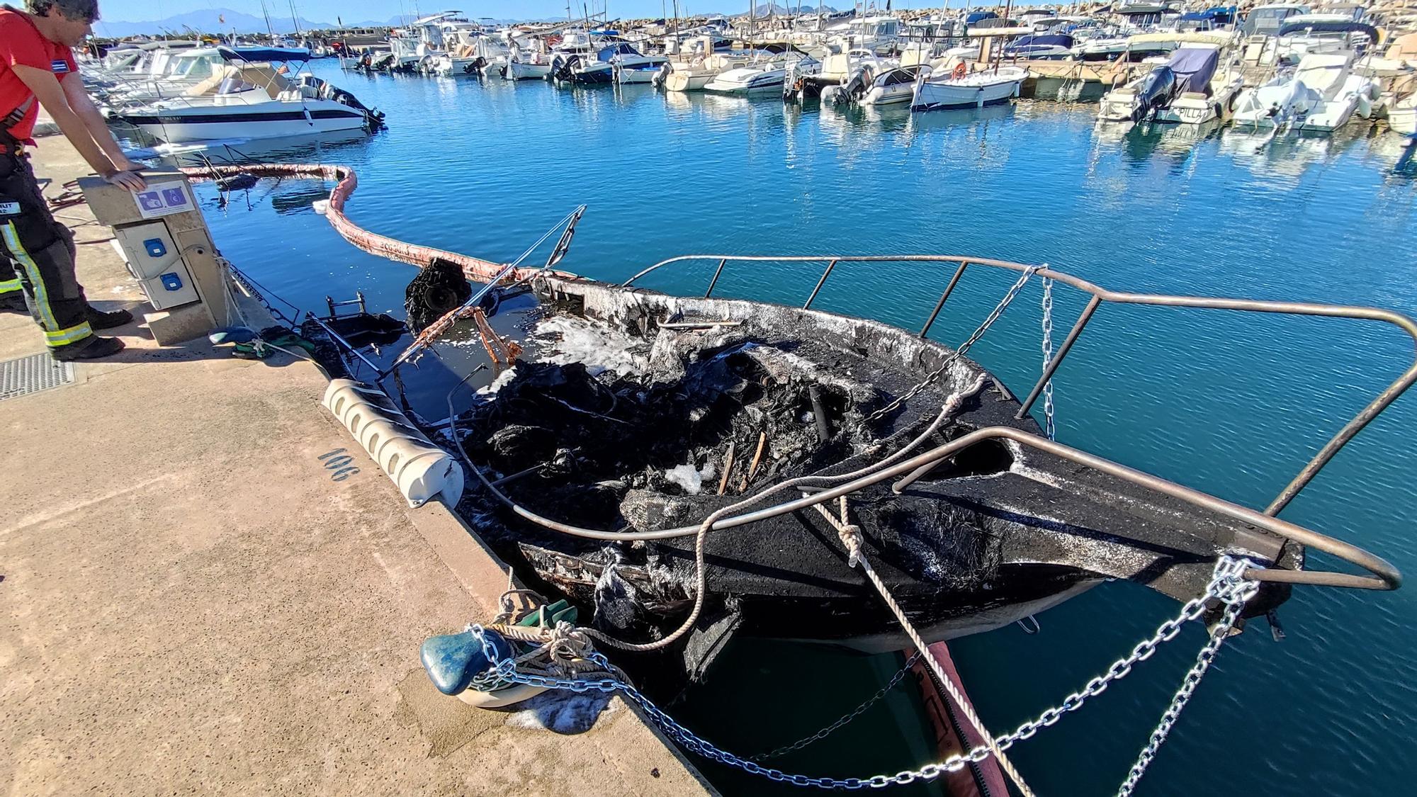 Un herido en un incendio que ha destruido dos embarcaciones en el puerto de la Colònia de Sant Pere