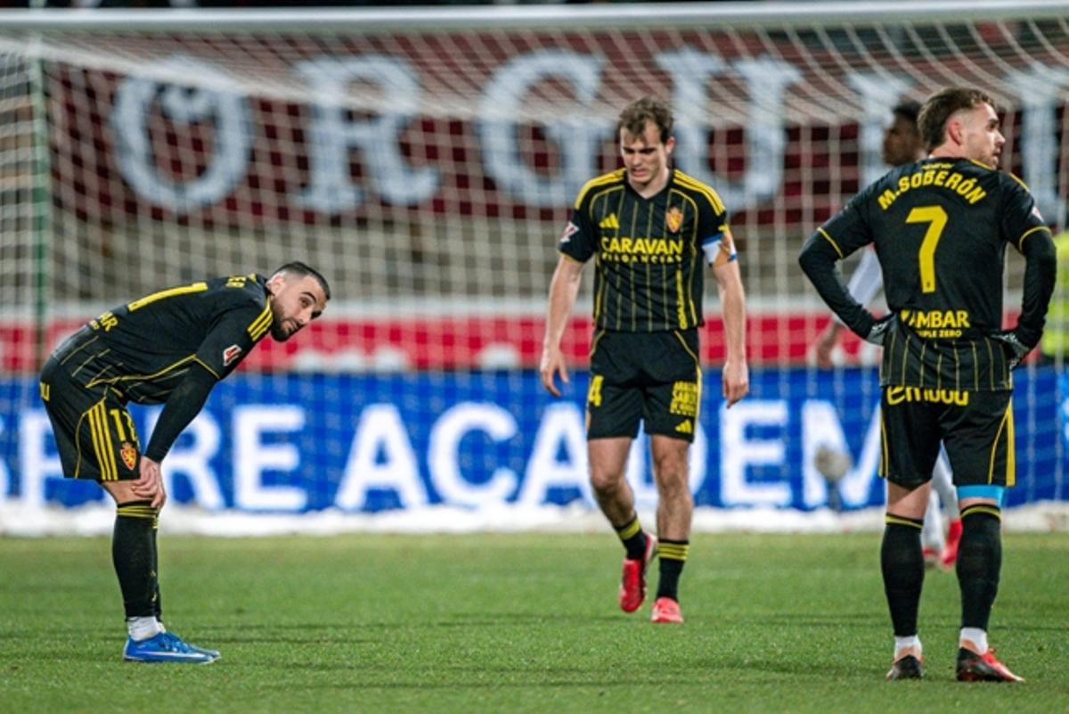 Rober, Francho (mediapunta en los últimos encuentros) y Soberón, durante el partido ante la Cultural.