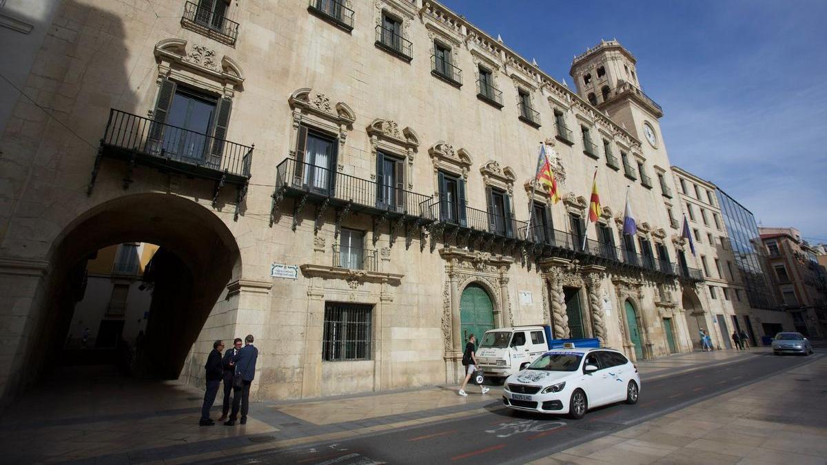 Fachada del Ayuntamiento de Alicante, en una imagen de este martes