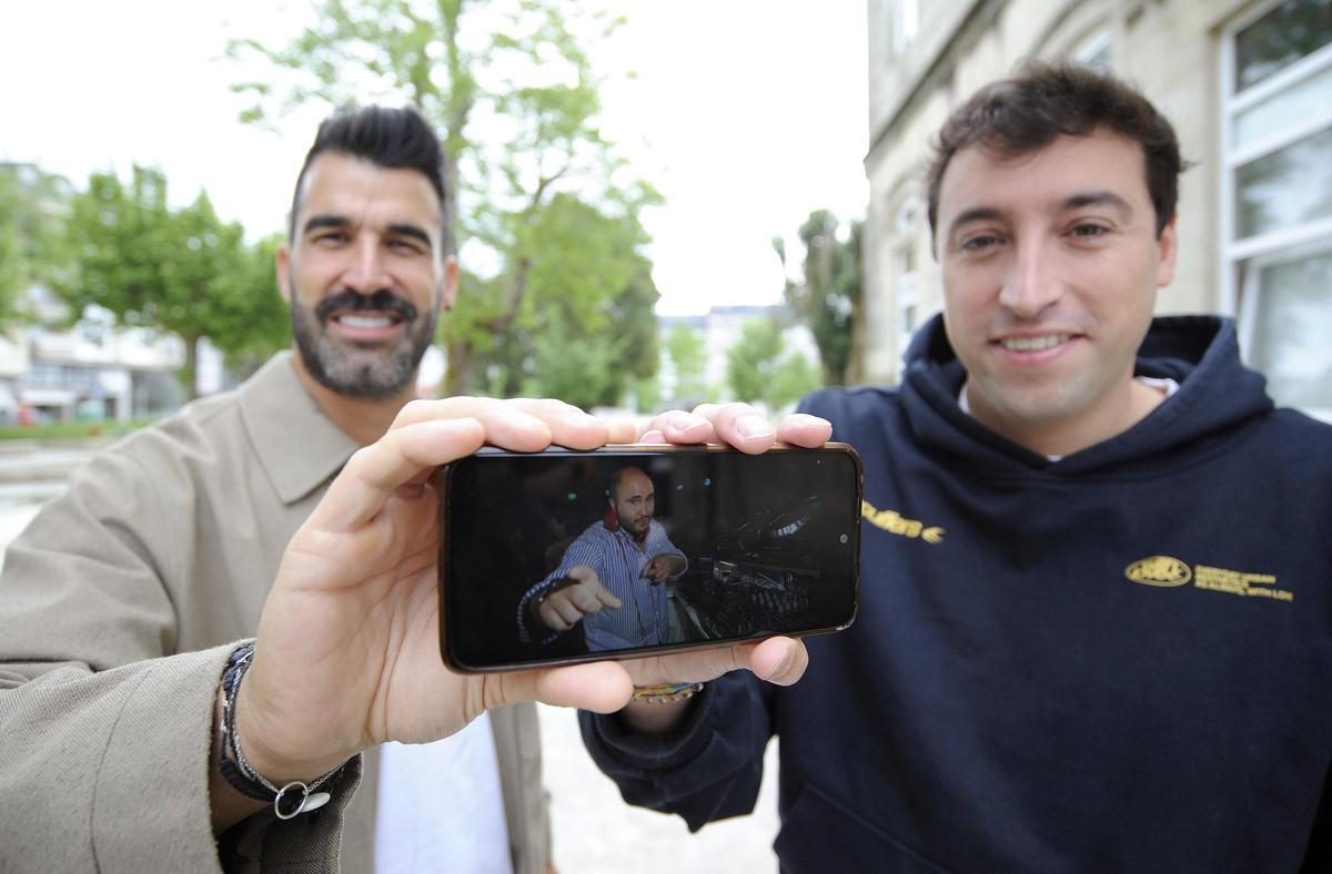 André Vázquez y Carlos López., mostrando la imagen de Kiko Rivera en el móvil.