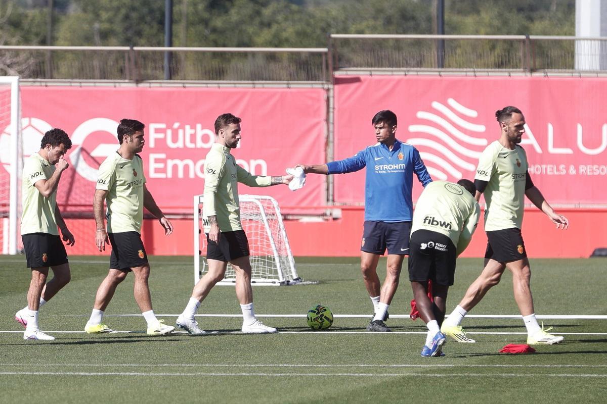 Xisco Campos le entrega un peto a Darder durante la sesión de este miércoles.
