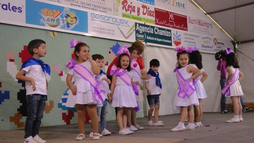 Foto de archivo de menores protagonizando el baile de las mayas.