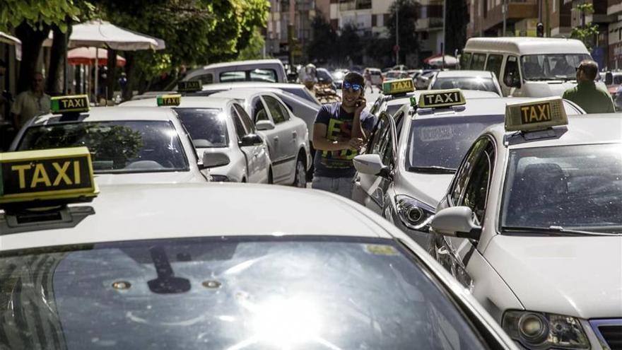 Los taxis de Badajoz congelan sus tarifas para tratar de incrementar el número de usuarios