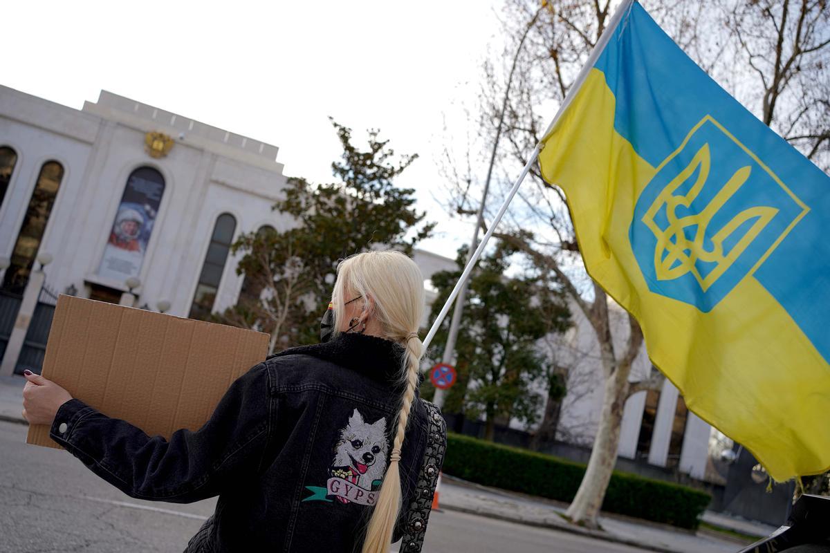 Varios ciudadanos ucranianos se concentran frente a la embajada de Rusia.
