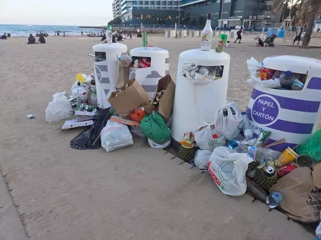 La playa del Postiguet cierra el fin de semana entre basura
