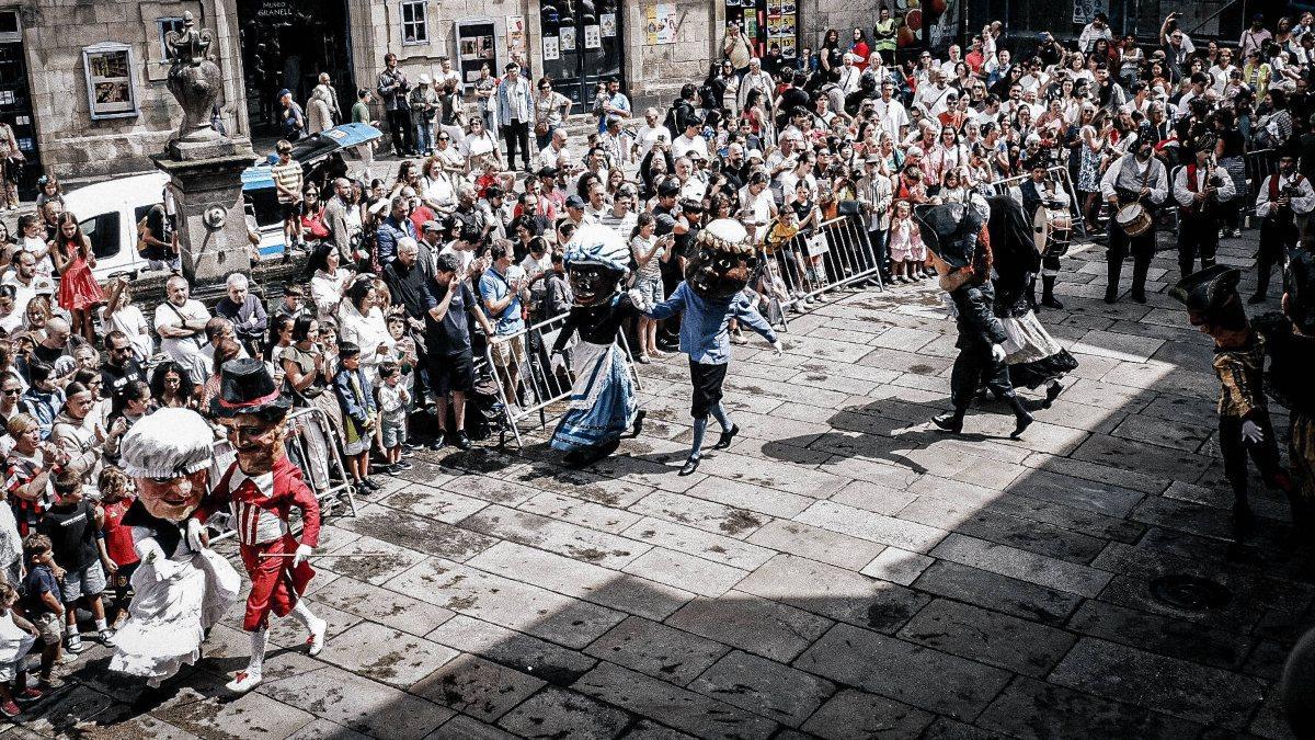 Plano del desfile de gigantes y cabezudos.