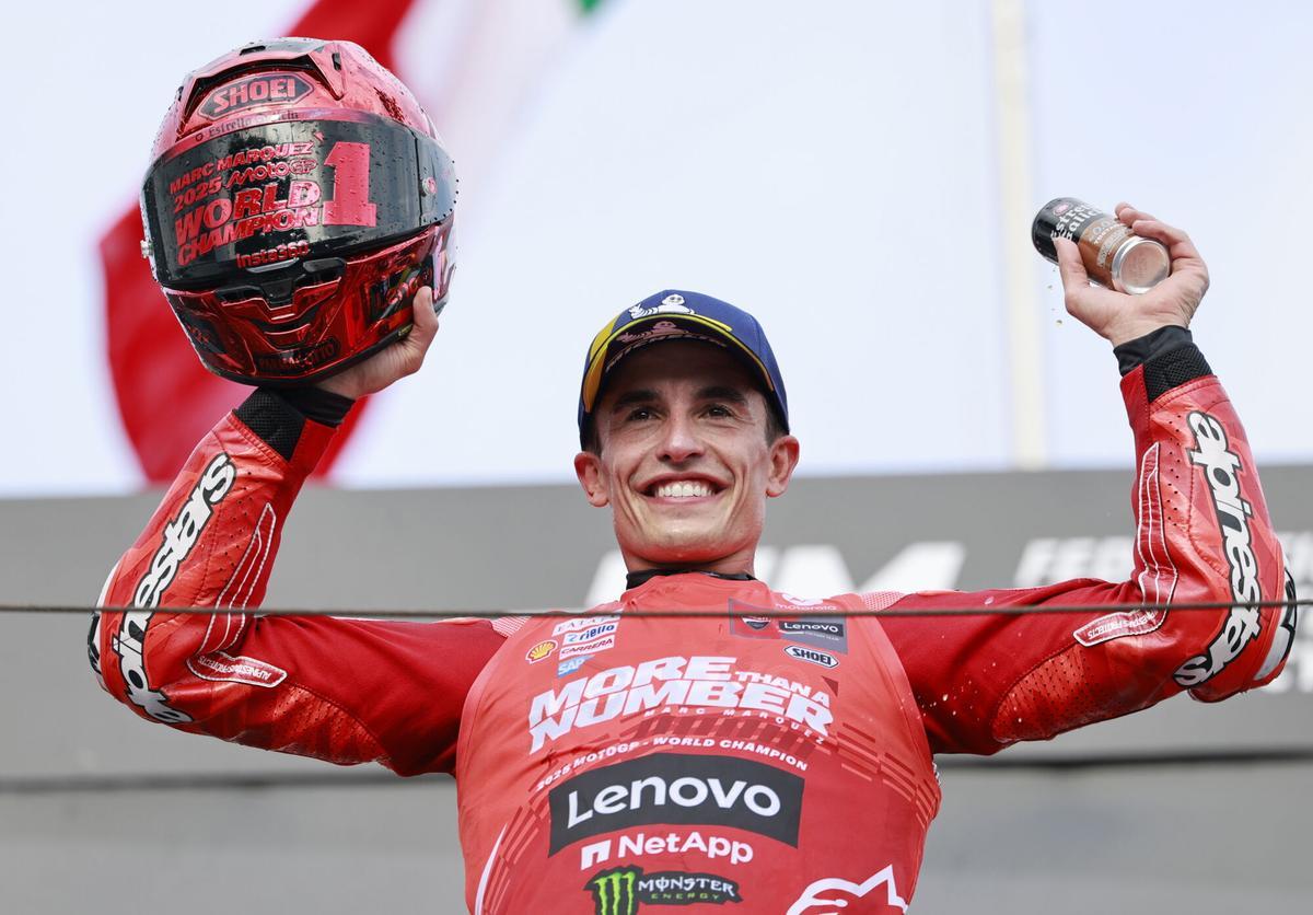 MOTEGI (Japan), 28/09/2025.- MotoGP Ducati Lenovo Team rider Marc Marquez of Spain celebrates his World Champion 2025 title after the race during the Motorcycling Grand Prix of Japan in Motegi, Tochigi Prefecture, northeastern Japan, 28 September 2025. (Motociclismo, Japón, España) EFE/EPA/FRANCK ROBICHON