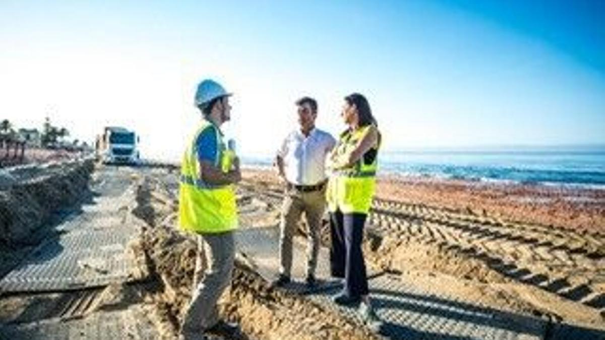 La consejera delegada de Acosol, Matilde Mancha, junto al concejal de Obras y Playas del Ayuntamiento de Marbella, Diego López, han visitado el inicio de los trabajos en la playa de La Víbora.