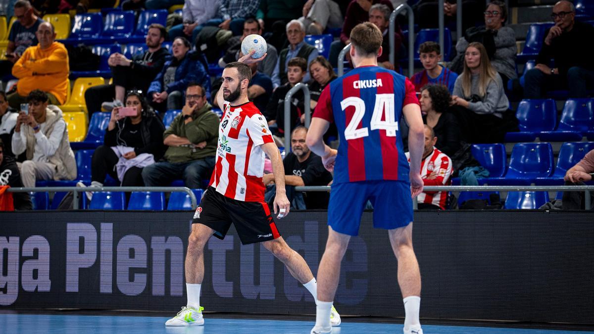 Nolasco mueve el balón en el último partido frente al Barça.