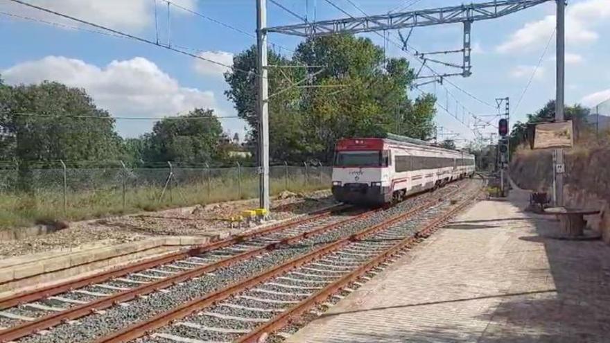 Uno de los primeros trenes que atraviesa el tramo entre Xàtiva y el Nudo de la Encina, ayer.  | LEVANTE-EMV