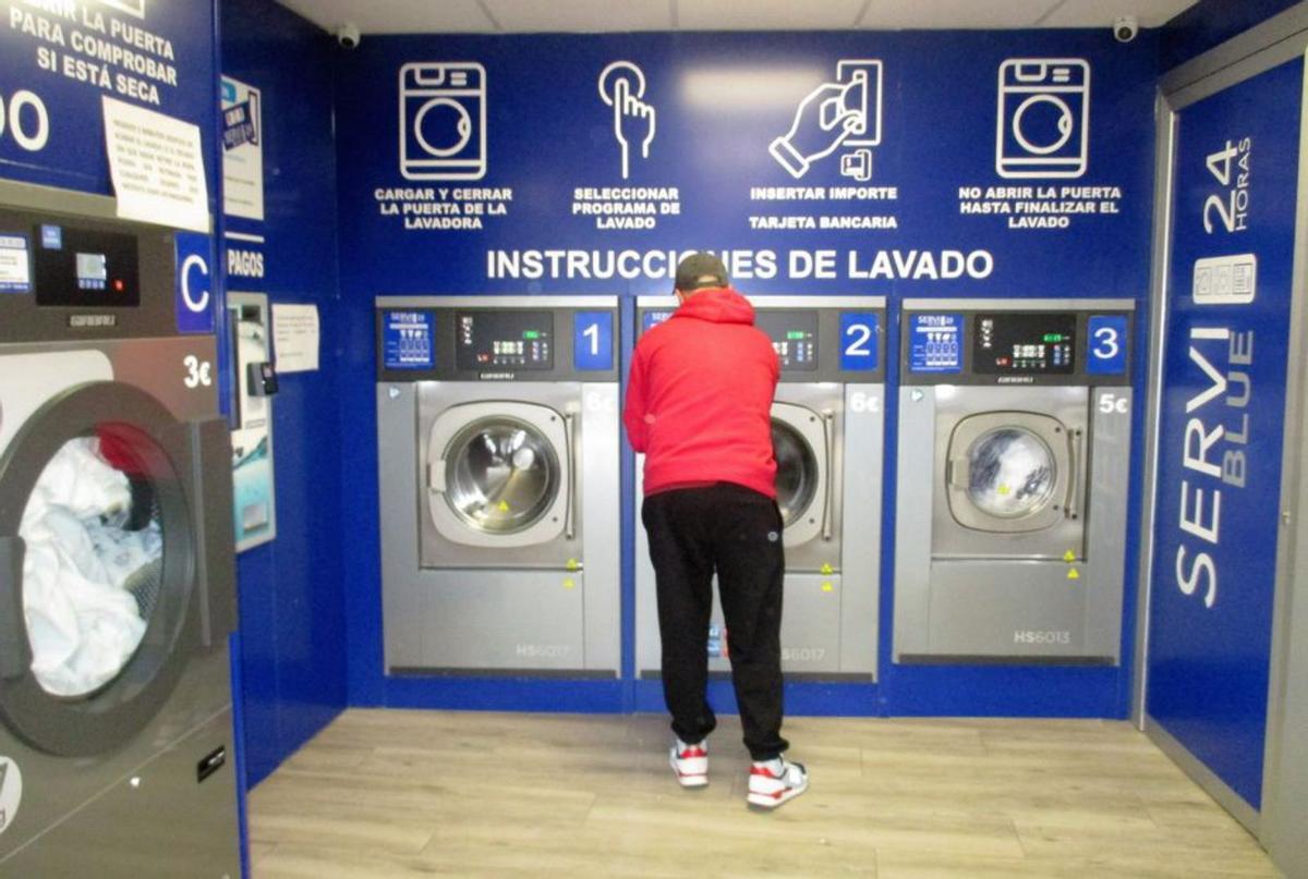 Andrés, ayer, retirando su colada en el autoservicio Laundry de Che Guevara.   | // I.R.