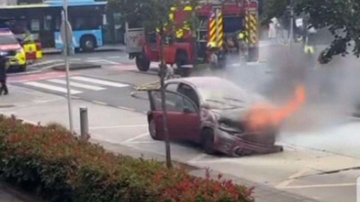 Las llamas devoran parte de un coche en Fontiñas