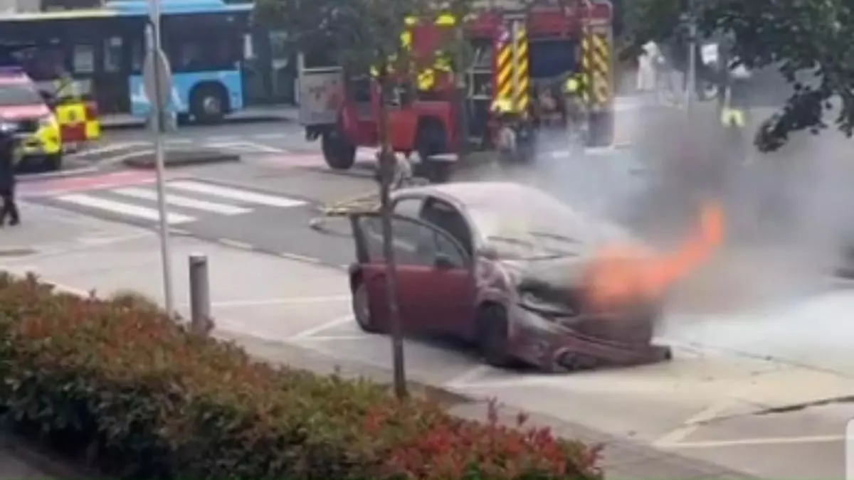 Las llamas devoran parte de un coche en Santiago: la conductora y su perro lograron salir a tiempo