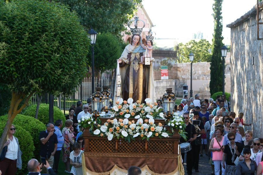 La procesión del Carmen toma el casco antiguo