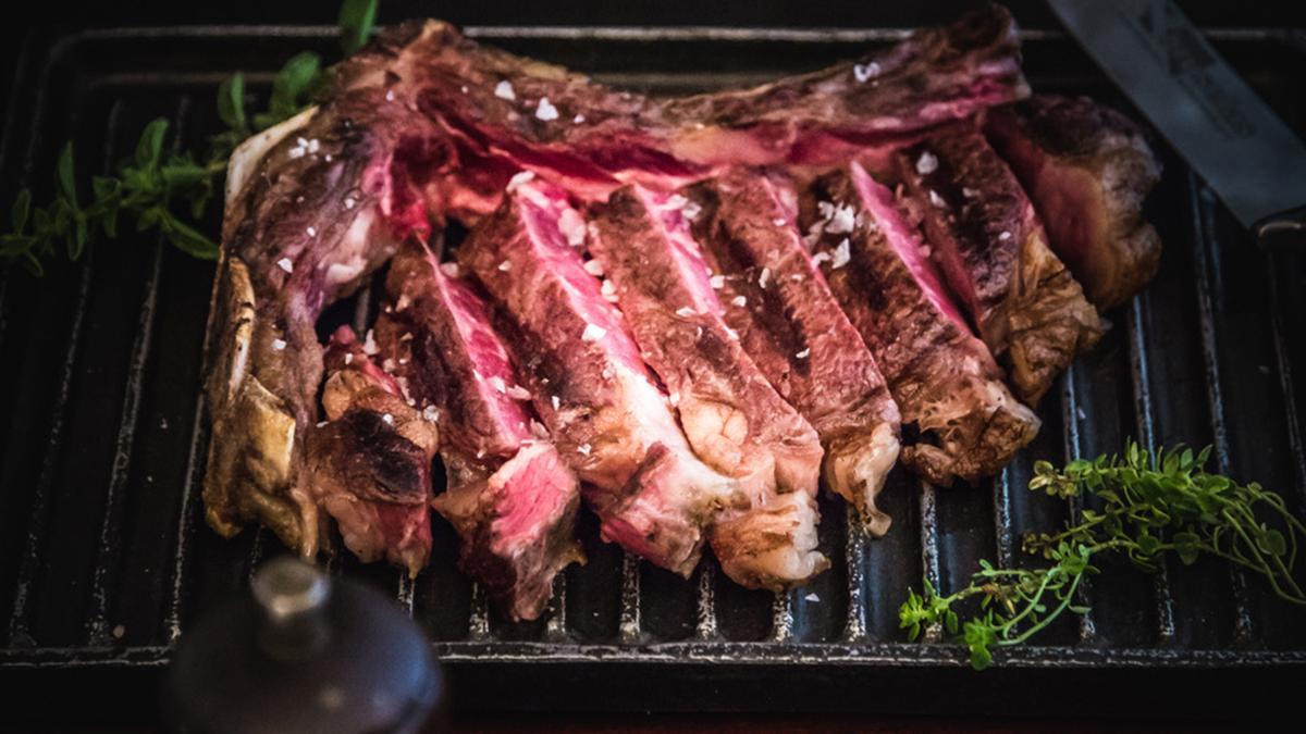 Carnes maduradas, atemperadas y terminadas en un horno a carbón.