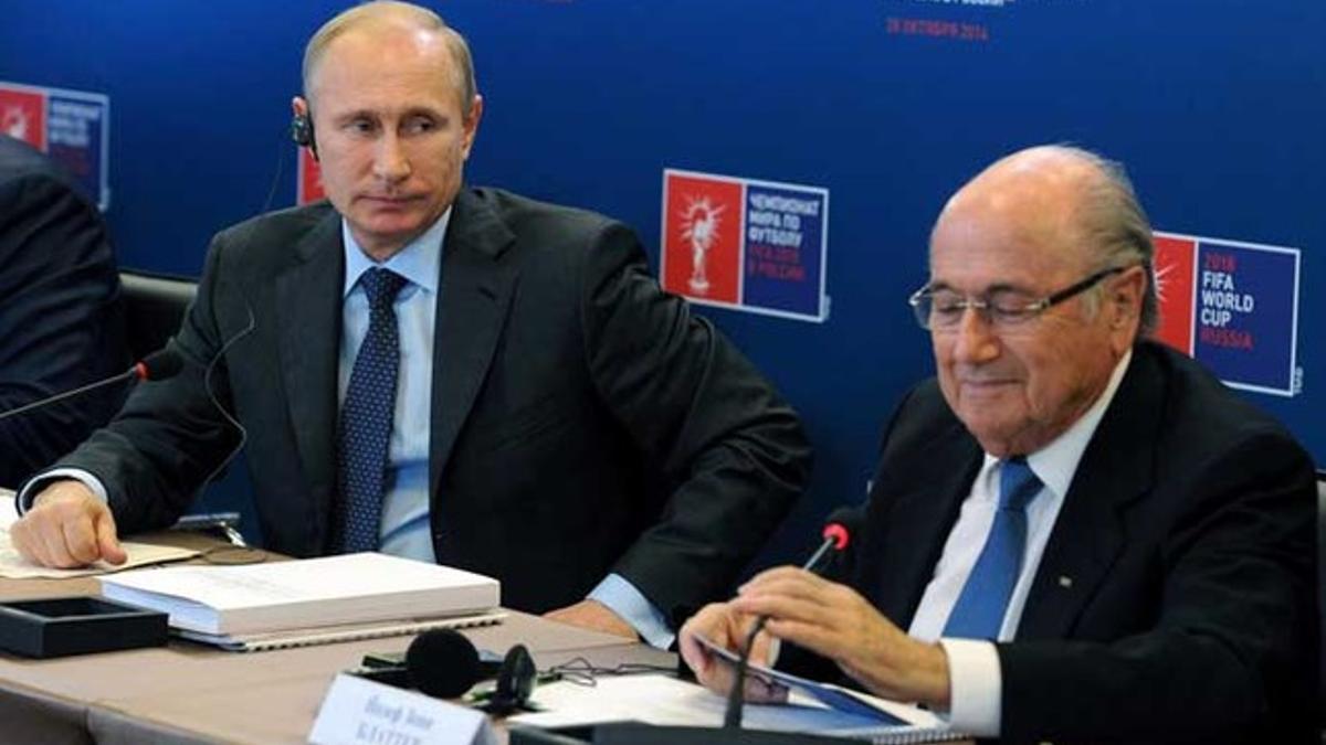 El presidente ruso Vladímir Putin junto al presidente de la FIFA, Joseph Blatter