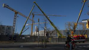 Grúas en las obras para reconstruir el Camp Nou.