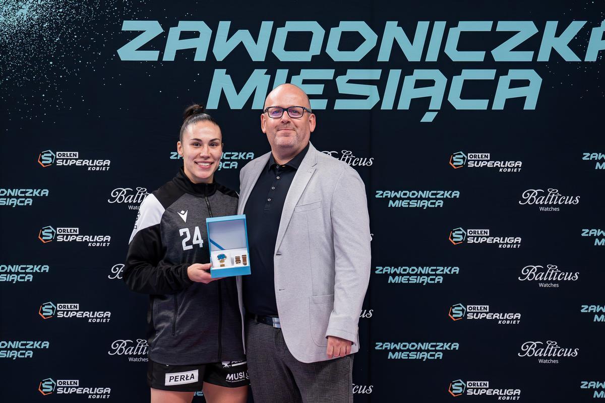O'Mullony recibe el premio a mejor jugadora del mes de septiembre en la Orlen Superliga Kirobet.
