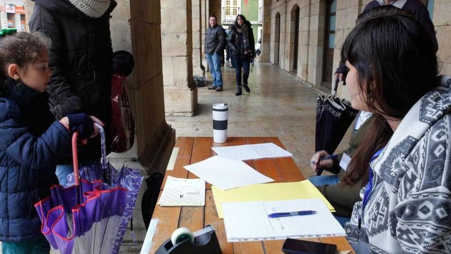 Una usuaria se apunta a la visita por el centro de Avilés.