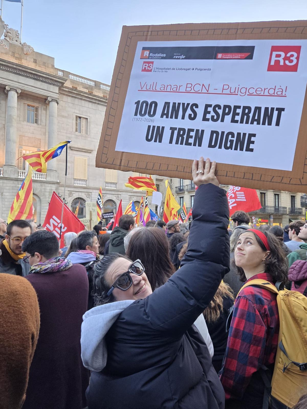 Cecília López amb la seva pancarta a la plaça Sant Jaume