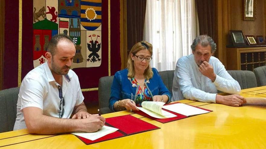 Pablo Moro, Mayte Martín Pozo y Juan Dúo, durante la firma del convenio.