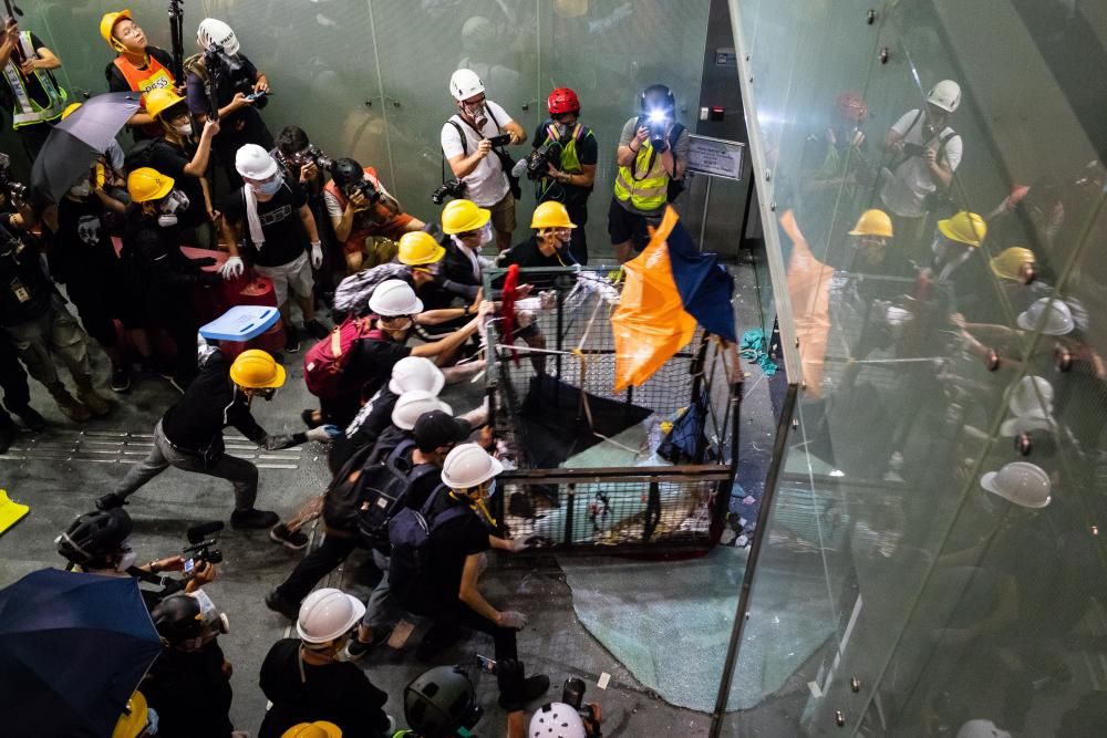 Los hongkoneses entran en el Parlamento.