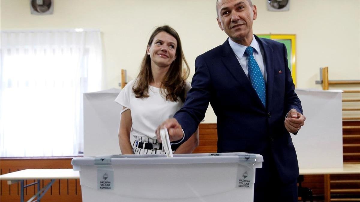 Janez Jansa y su esposa Urska depositan su voto en las elecciones del pasado 3 de junio en Velenje (Eslovenia).