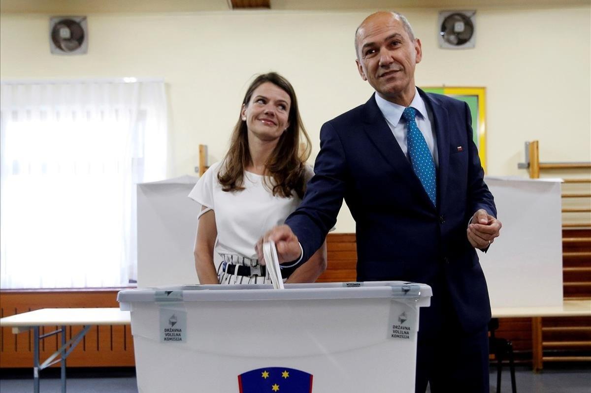 Janez Jansa y su esposa Urska depositan su voto en las elecciones del pasado 3 de junio en Velenje (Eslovenia).