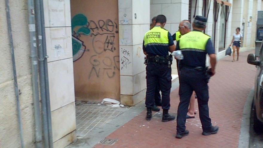 Policías en el lugar de los hechos y los fragmentos de la losa por los suelos