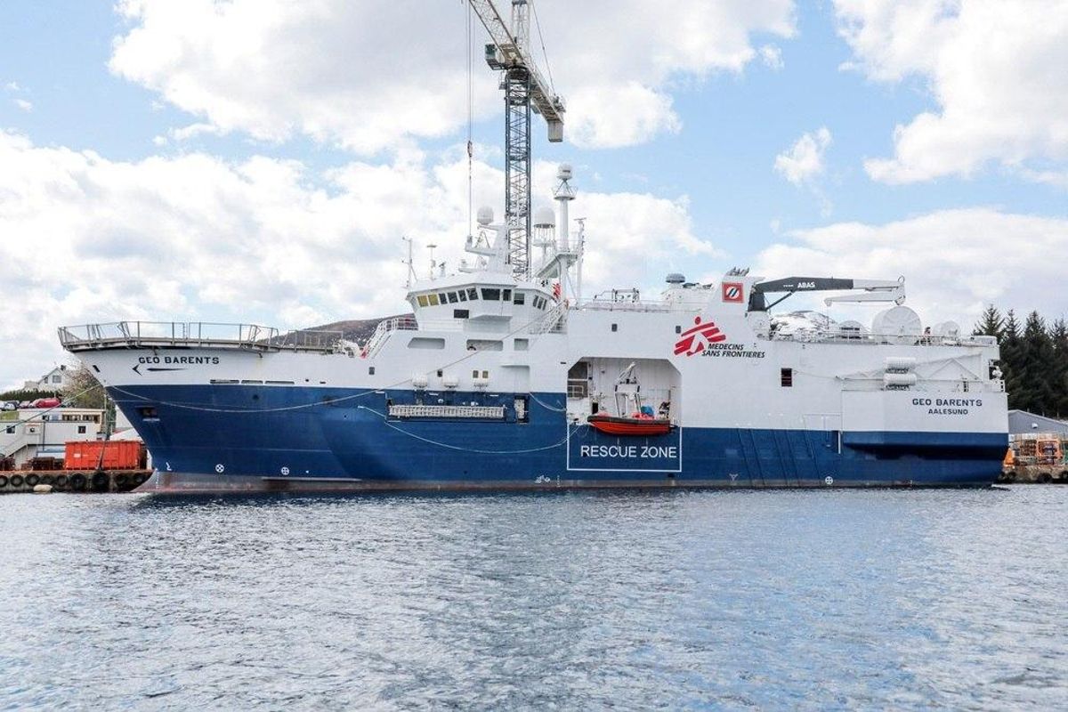 Les oenagés del Mediterrani esperen permís per desembarcar 780 refugiats Les oenagés del Mediterrani esperen permís per desembarcar 780 refugiats