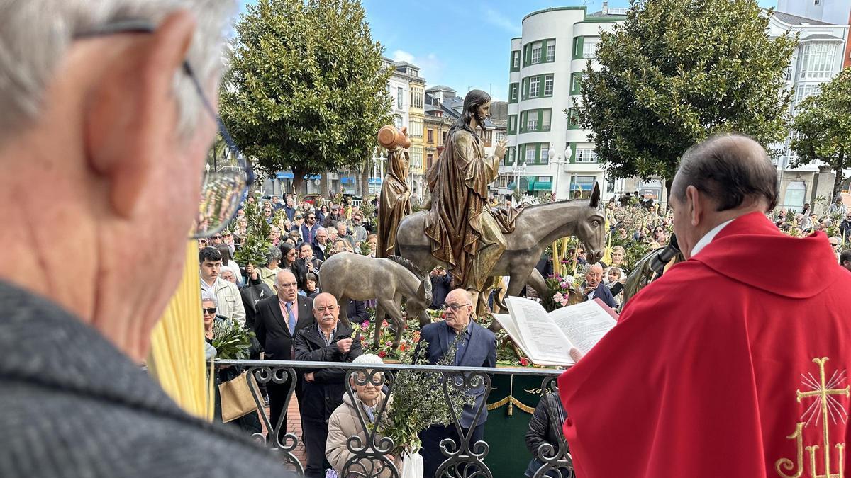 Domingo de Ramos en Luarca, una celebración que atrae a centenares de personas con un propósito: "Mantener la tradición"