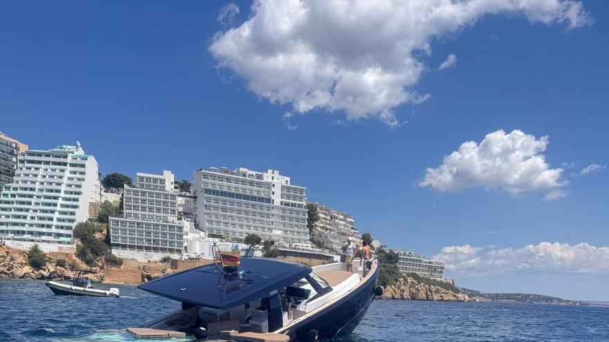 Rescatan a cuatro personas al hundirse un barco en Magaluf