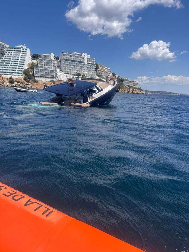 FOTOS | Rescatan a cuatro personas de una lancha hundida en Magaluf.