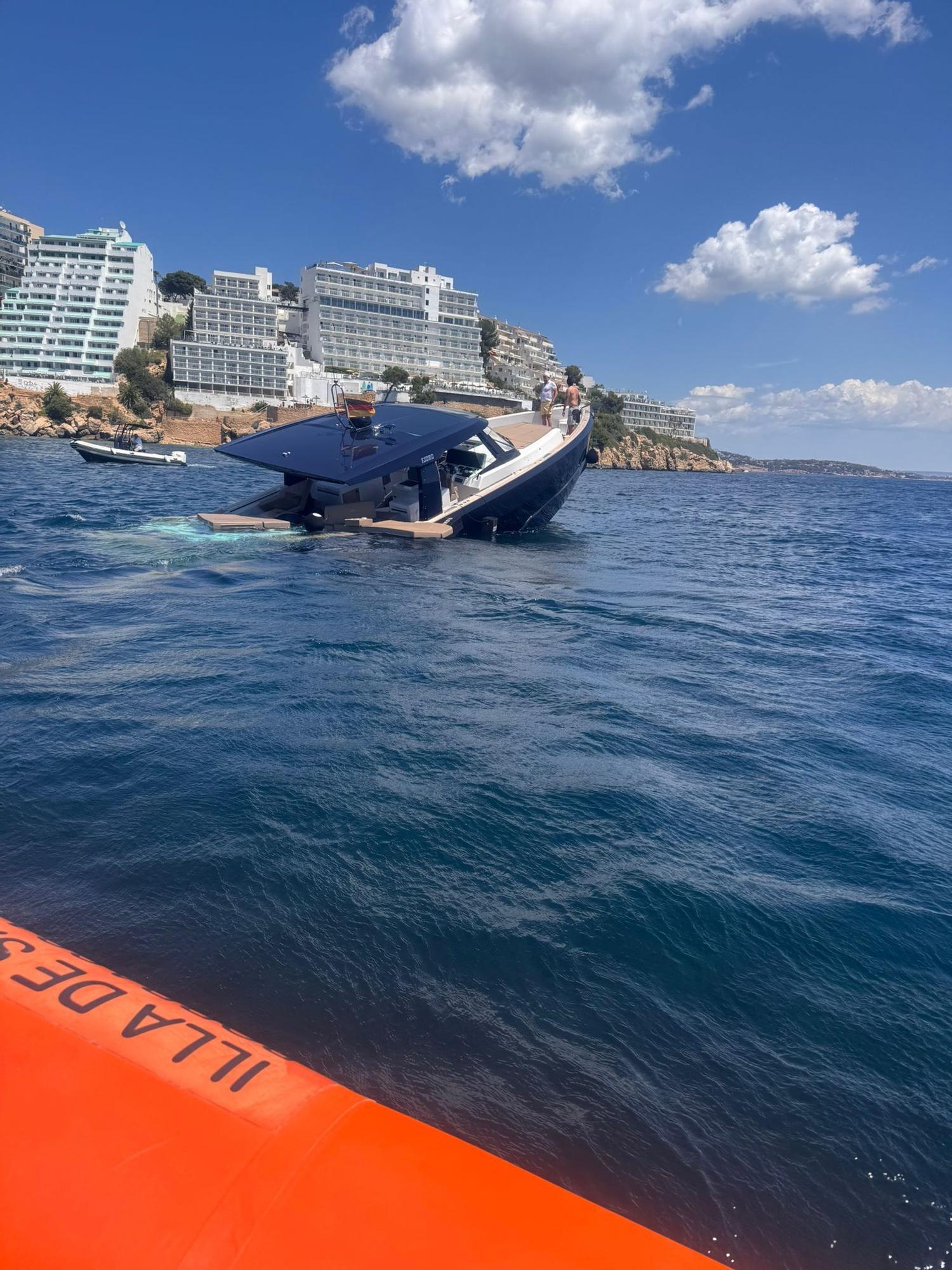 FOTOS| Rescatan a cuatro personas de una lancha hundida en Magaluf.
