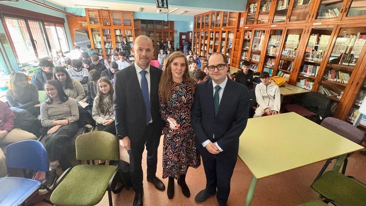 Fernando Laserna, Virginia Álvarez Buylla y Héctor Fernández, antes de la charla con los estudiantes.