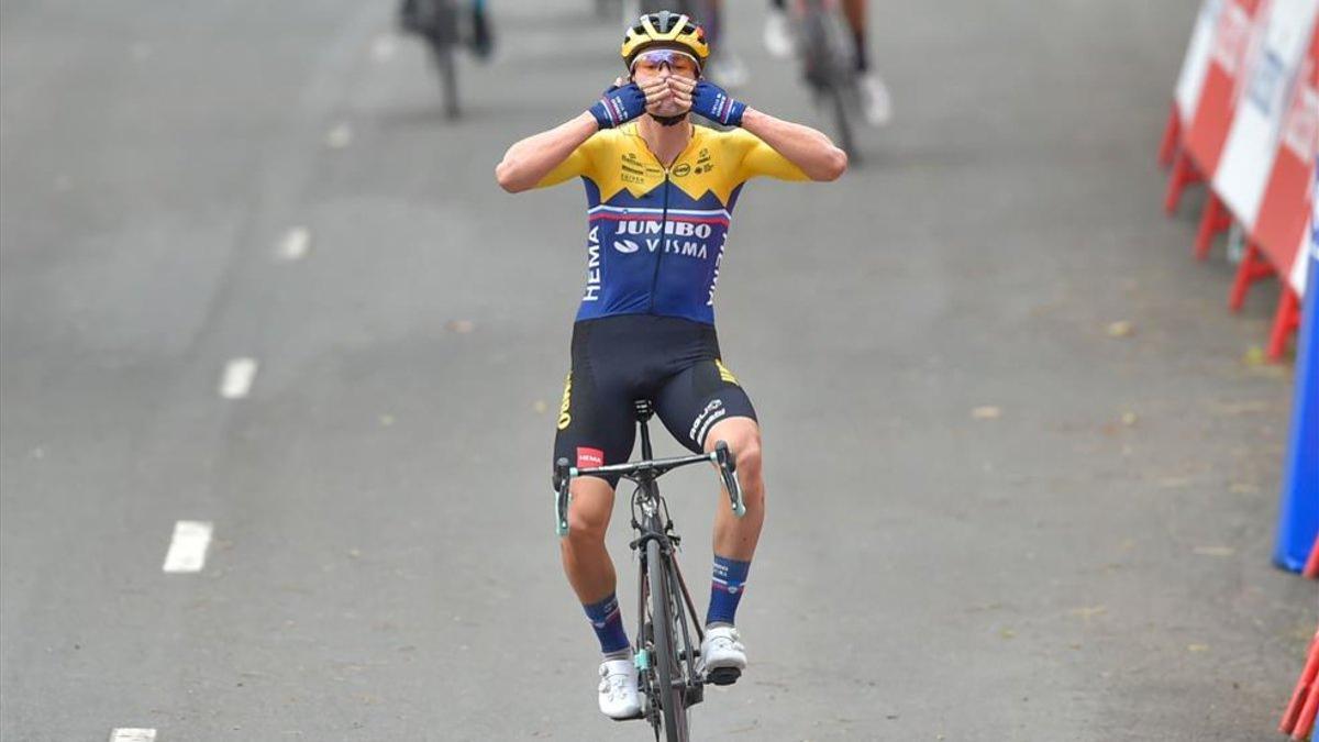 Roglic saluda al cruzar la meta en Arrate