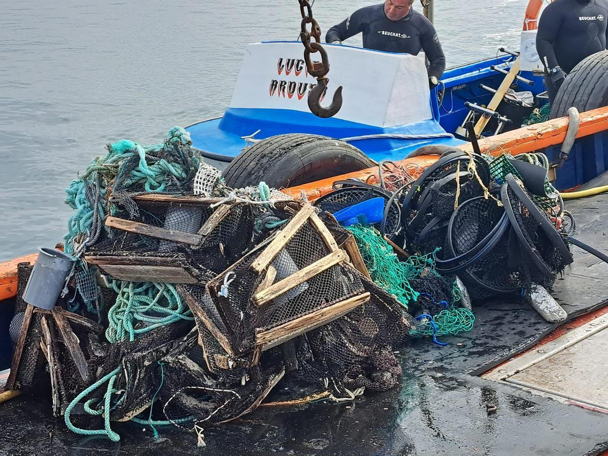 Algunos de los restos retirados del agua. Algunos de los restos retirados del agua.