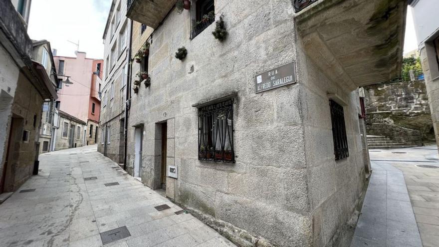 Policía y 061 evacuan a un hombre que arrojó aceite usado y enseres en calles del Casco Vello de Cangas