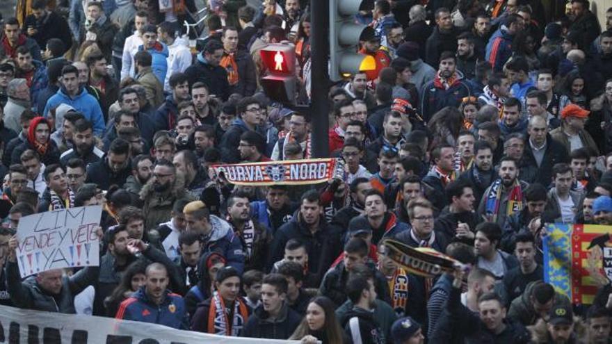 "¡Peter vete ya!" en los aledaños de Mestalla, antes del partido de Copa frente al Celta