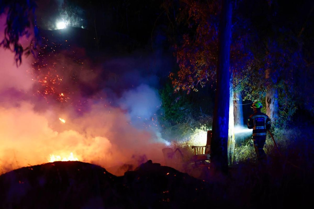 Imagen del incendio que se originó este martes en las faldas de la Sierra, cerca del Castillo de la Albaida.