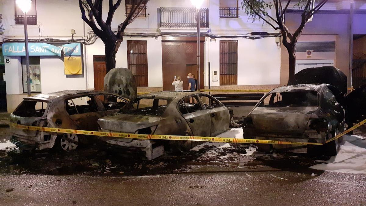 Los tres coches quemados  en Xirivella