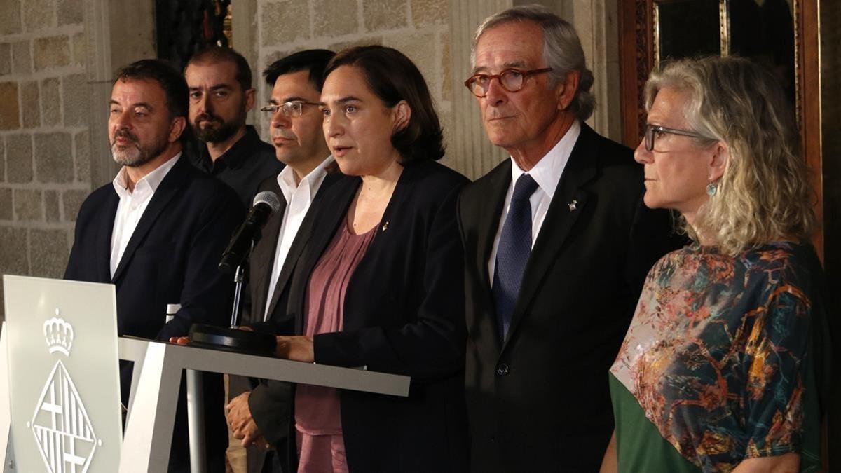 Declaración institucional de la alcaldesa junto con los representantes de los grupos PDeCAT, ERC, CUP y el regidor no adscrito.