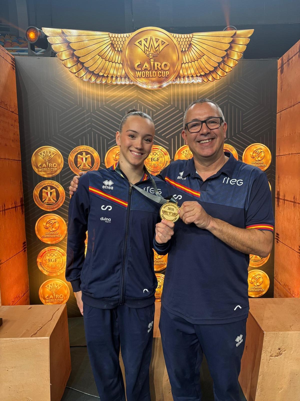 Laia Font, amb la seva medalla d'or, al costat del seu entrenador, Xavier Casimiro